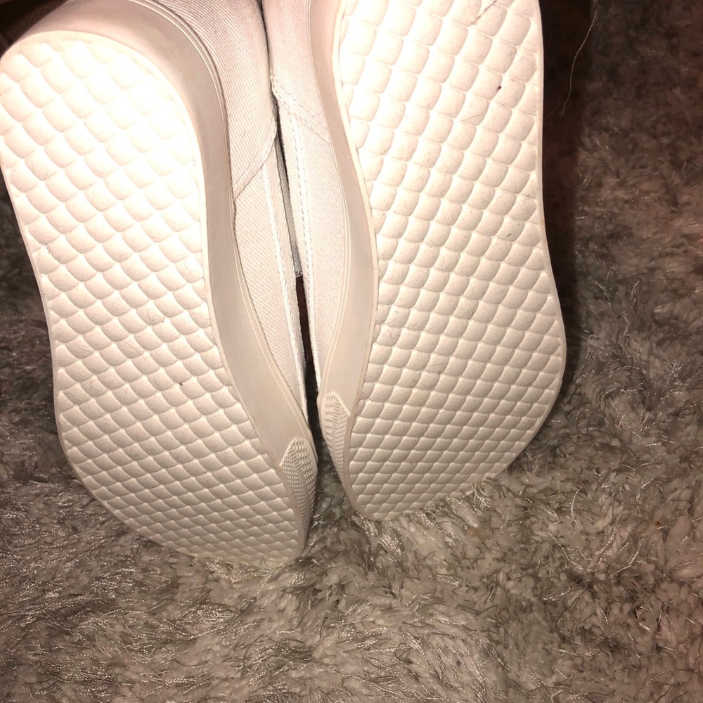 Size 6.5 Wedge style lace up canvas sneaker by Very G. - Picture 4 of 5